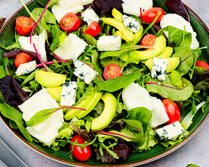 sałatka z serem i awokado w karczma zaborów