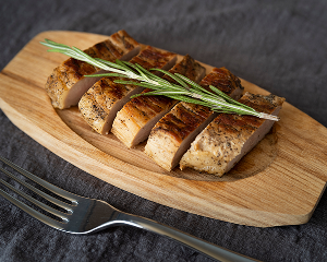 talerz mięsa i widelec w karczma zaborów