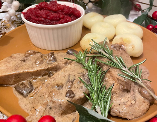 talerz z jedzeniem, miską sosu i miską żurawin imprezy okolicznościowe leszno