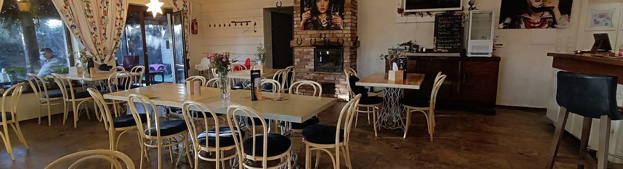 pokój z kominkiem, stołami i krzesłami imprezy okolicznościowe leszno