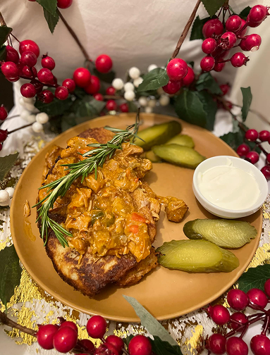 talerz jedzenia z sosem i ogórkami karczma zaborów